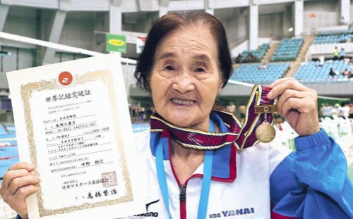 Mieko Nagaoka wanita Jepang berusia 100 tahun, mampu menyelesaikan lomba renang gaya bebas 1.500 meter.